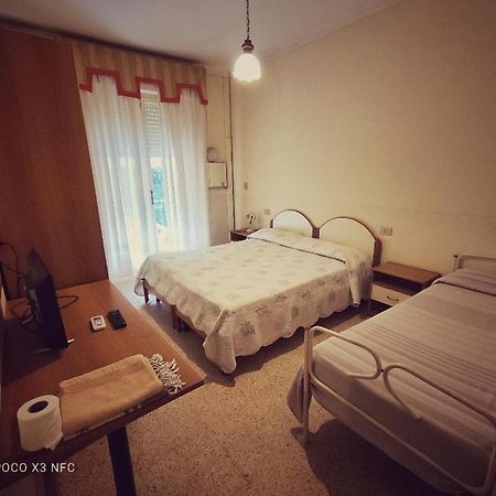 Hotel Delhy ヴィアレッジョ エクステリア 写真