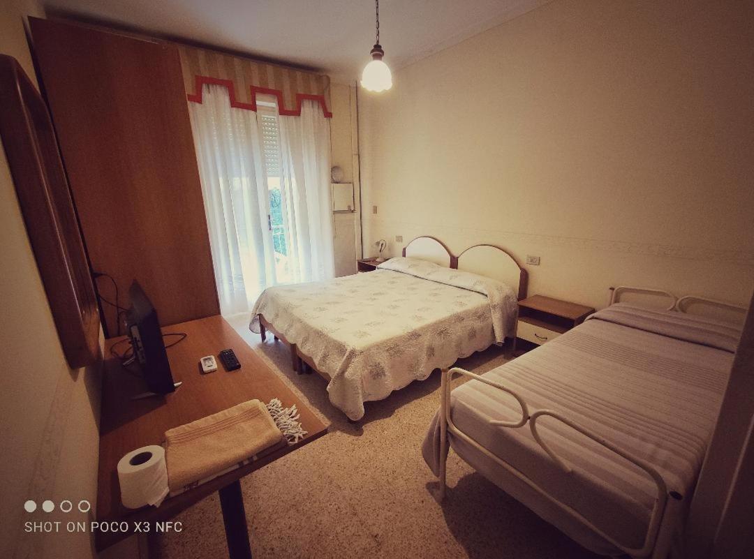 Hotel Delhy ヴィアレッジョ エクステリア 写真